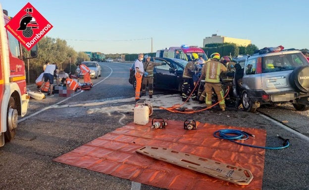 Los bomberos y los sanitarios atienden a las víctimas en el lugar de los hechos. 