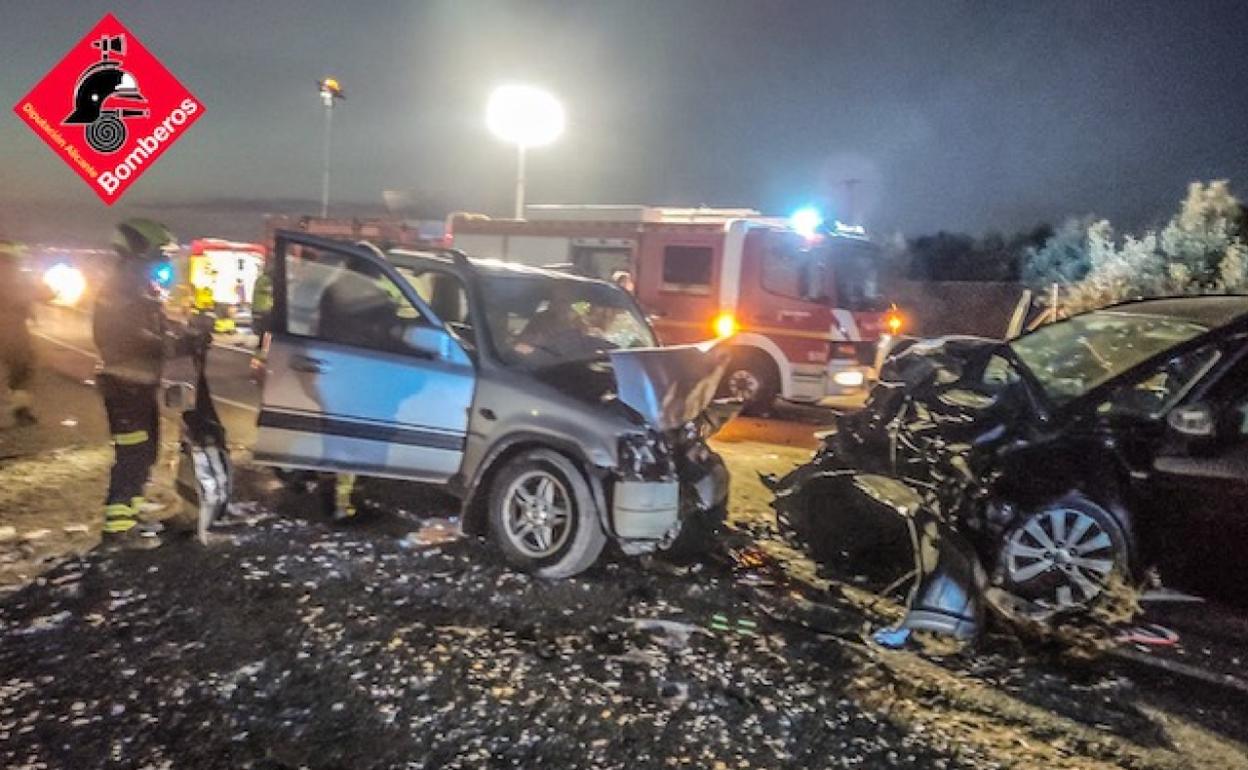 Estado en el que quedaron los dos coches tras la colisión frontal en la carretera Elche-La Marina. 