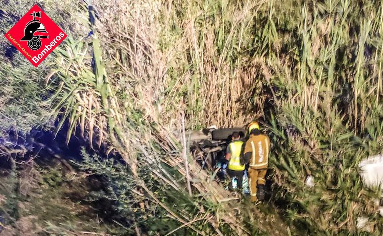 Efectivos de bomberos en las labores de excarcelación de los atrapados. 