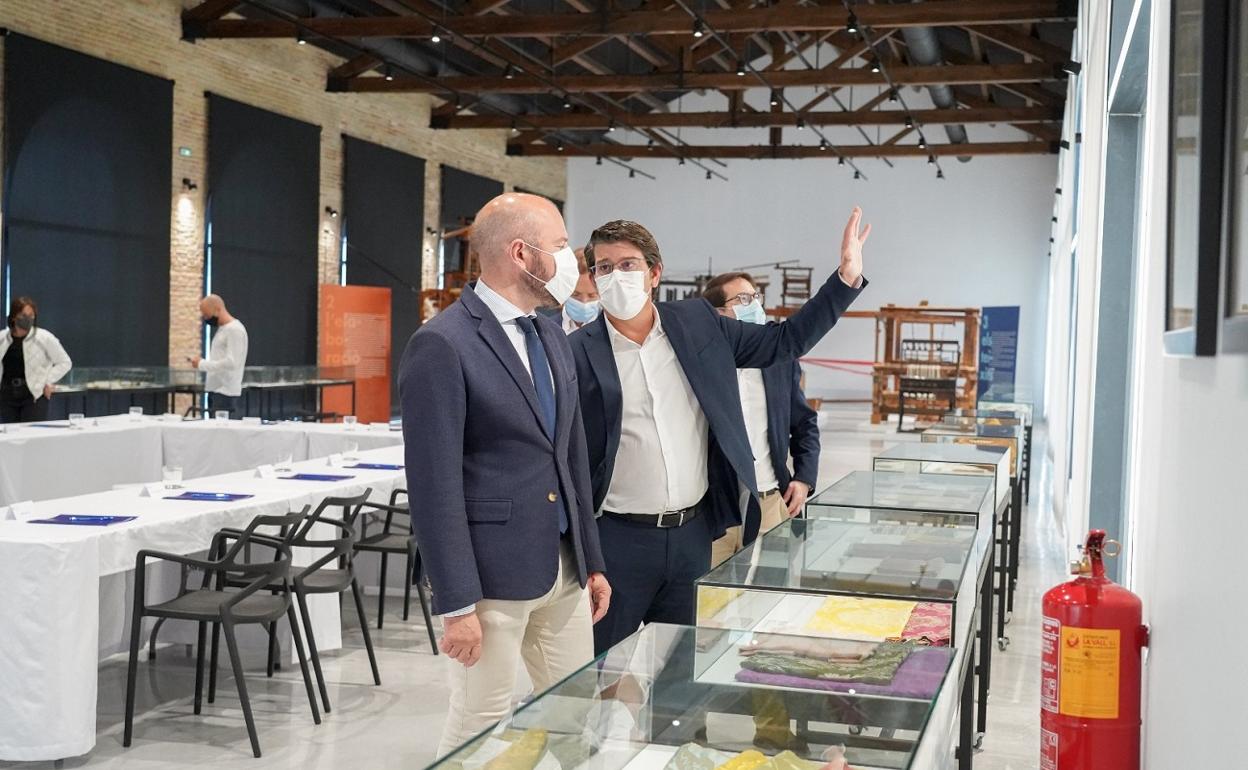 Momento de la visita del presidente de la Diputación a la sede del futuro Museo del Textil. 