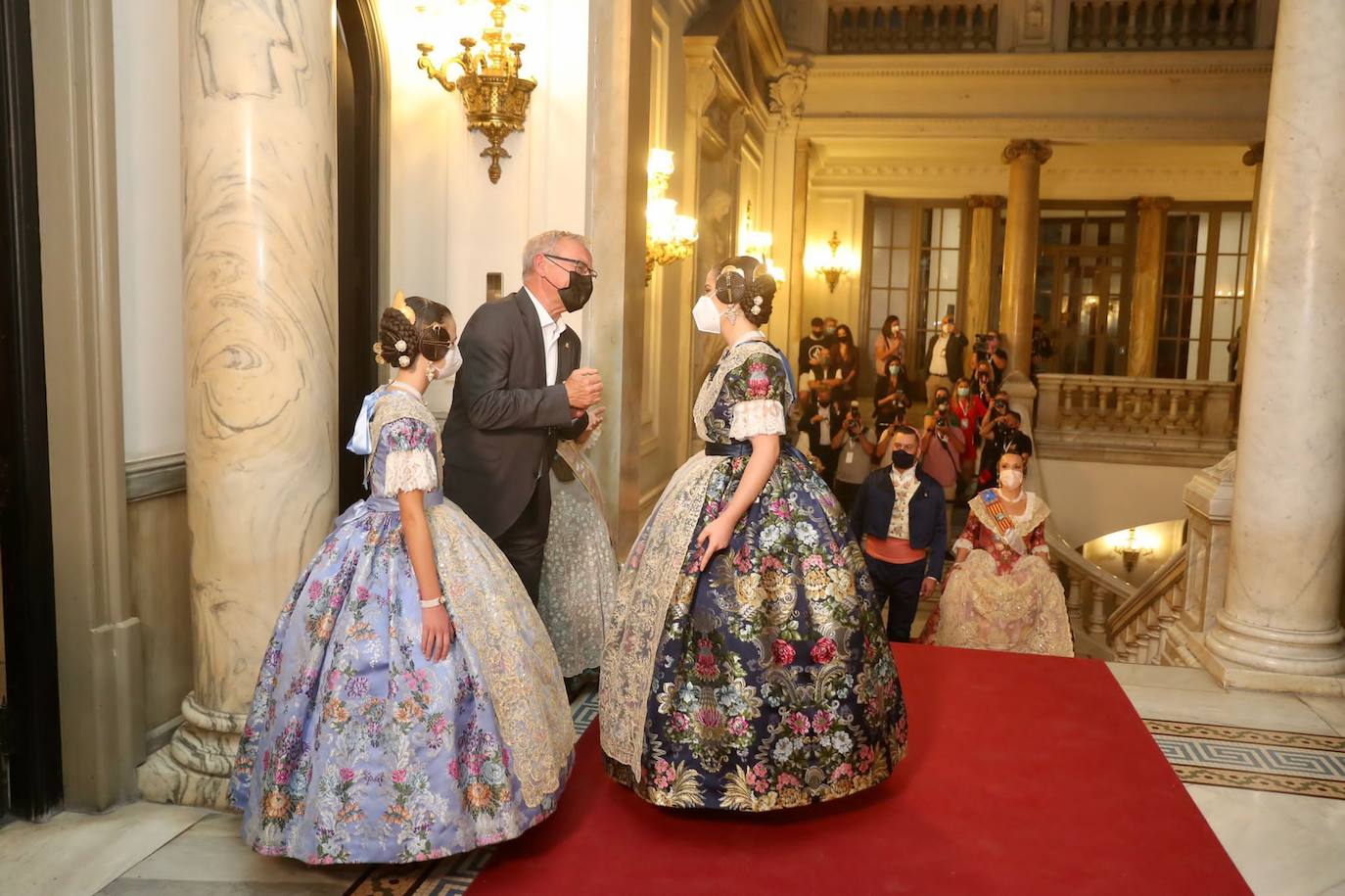 Carmen Martín y Nerea Lópz ya son oficialmente las falleras mayores de Valencia 2022. Las máximas representantes de las fiestas josefinas han acudido al Ayuntamiento de Valencia en su primer acto como reinas de las próximas Fallas, este jueves por la tarde.