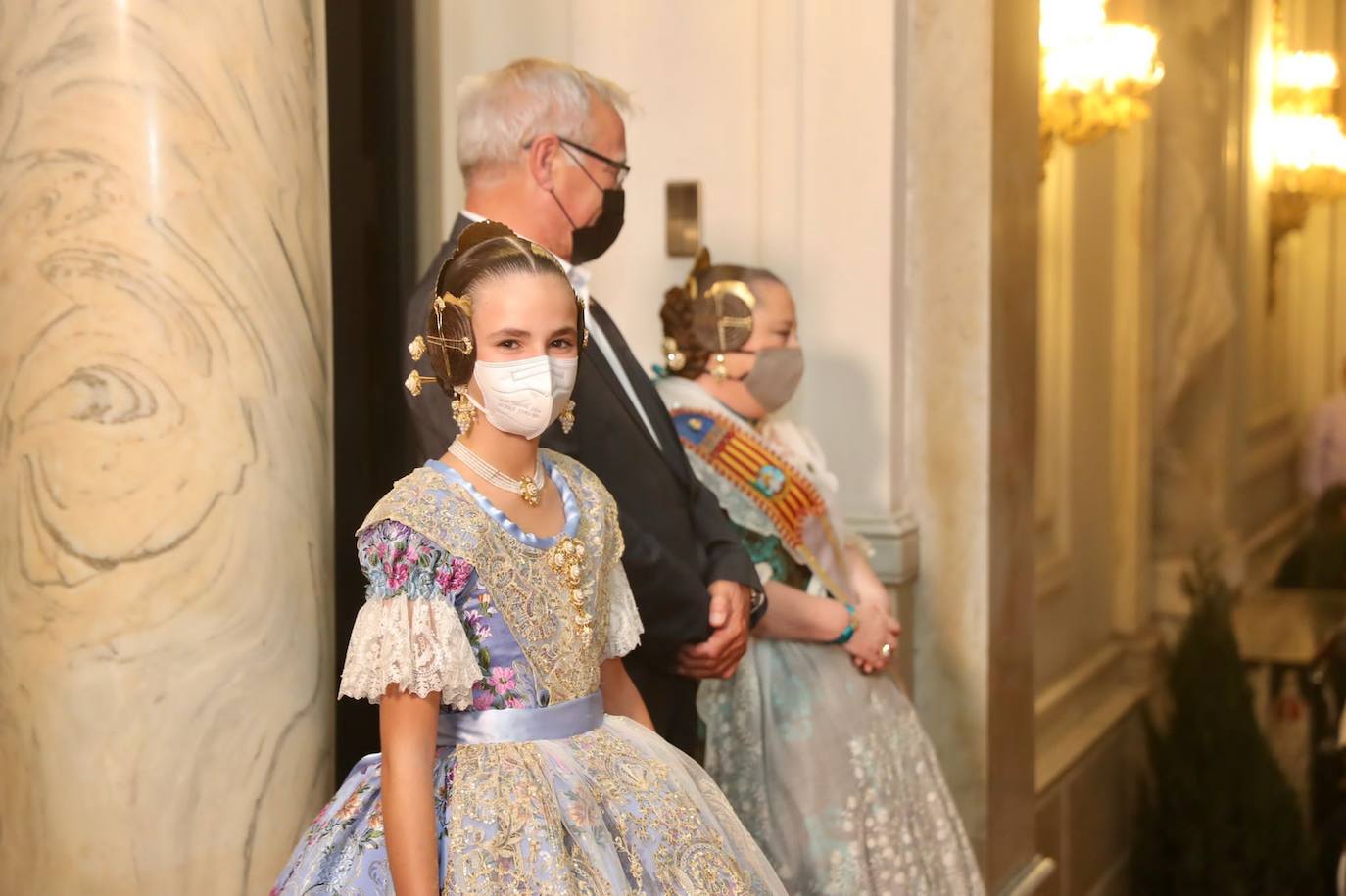 Carmen Martín y Nerea Lópz ya son oficialmente las falleras mayores de Valencia 2022. Las máximas representantes de las fiestas josefinas han acudido al Ayuntamiento de Valencia en su primer acto como reinas de las próximas Fallas, este jueves por la tarde.