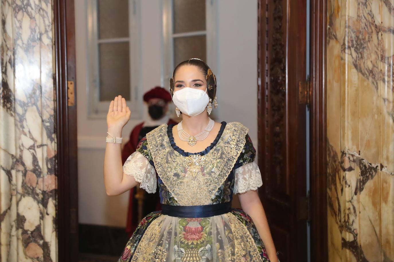 Carmen Martín y Nerea Lópz ya son oficialmente las falleras mayores de Valencia 2022. Las máximas representantes de las fiestas josefinas han acudido al Ayuntamiento de Valencia en su primer acto como reinas de las próximas Fallas, este jueves por la tarde.