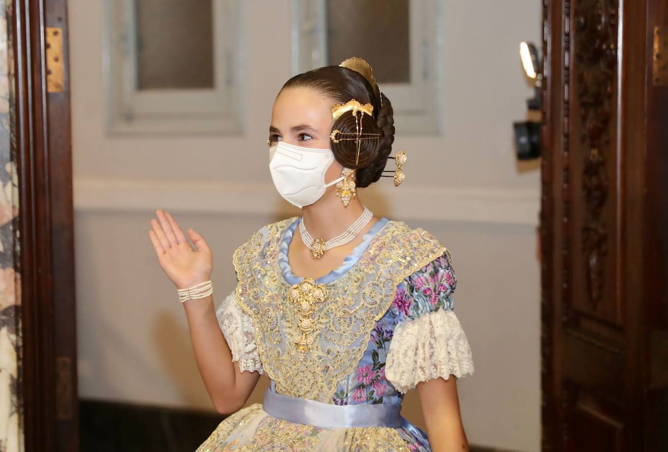 Carmen Martín y Nerea Lópz ya son oficialmente las falleras mayores de Valencia 2022. Las máximas representantes de las fiestas josefinas han acudido al Ayuntamiento de Valencia en su primer acto como reinas de las próximas Fallas, este jueves por la tarde.