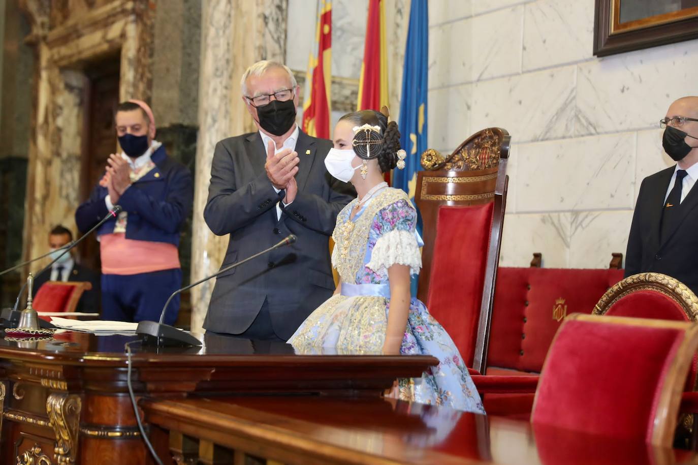 Carmen Martín y Nerea Lópz ya son oficialmente las falleras mayores de Valencia 2022. Las máximas representantes de las fiestas josefinas han acudido al Ayuntamiento de Valencia en su primer acto como reinas de las próximas Fallas, este jueves por la tarde.