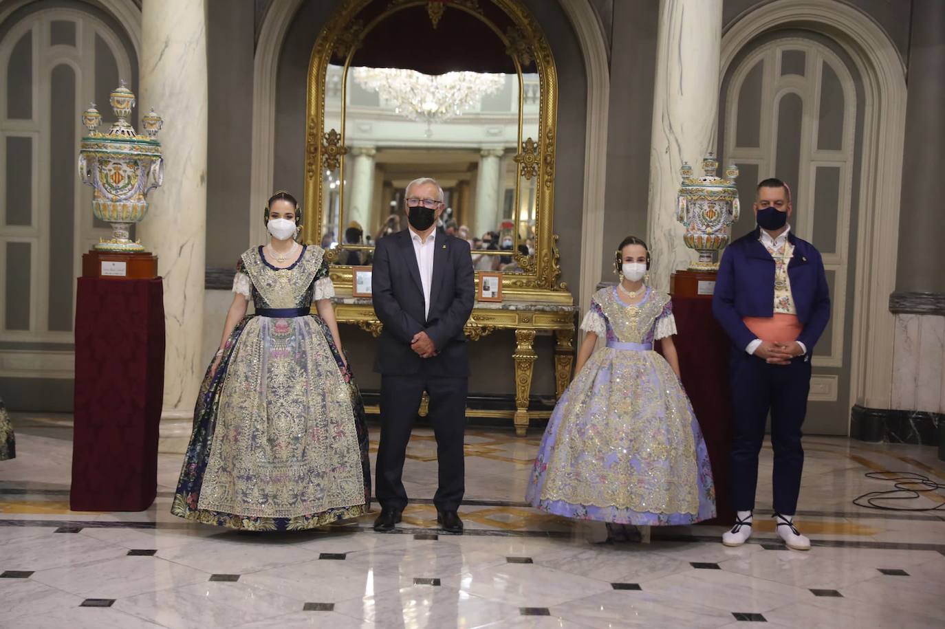 Carmen Martín y Nerea Lópz ya son oficialmente las falleras mayores de Valencia 2022. Las máximas representantes de las fiestas josefinas han acudido al Ayuntamiento de Valencia en su primer acto como reinas de las próximas Fallas, este jueves por la tarde.