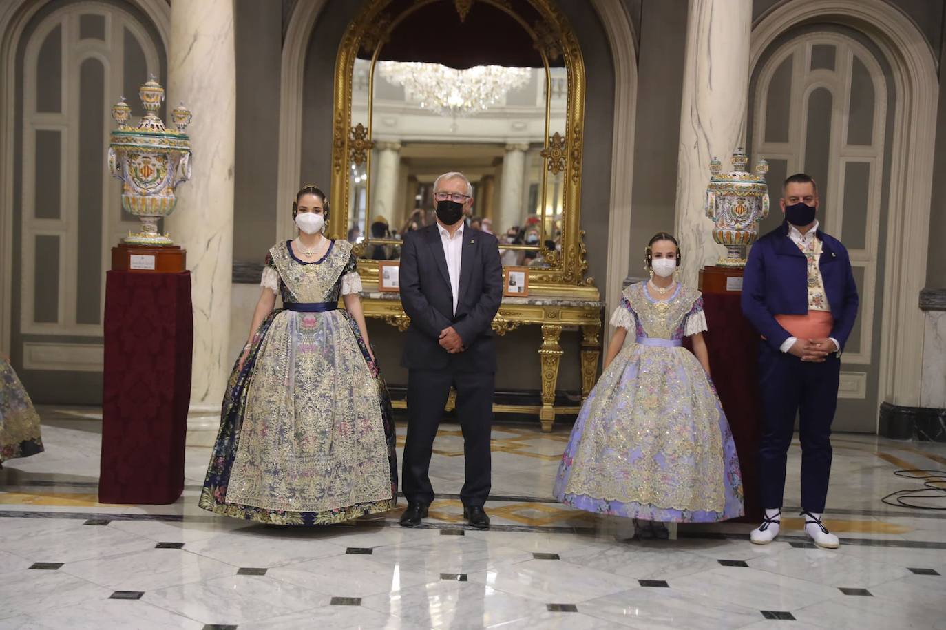 Carmen Martín y Nerea Lópz ya son oficialmente las falleras mayores de Valencia 2022. Las máximas representantes de las fiestas josefinas han acudido al Ayuntamiento de Valencia en su primer acto como reinas de las próximas Fallas, este jueves por la tarde.