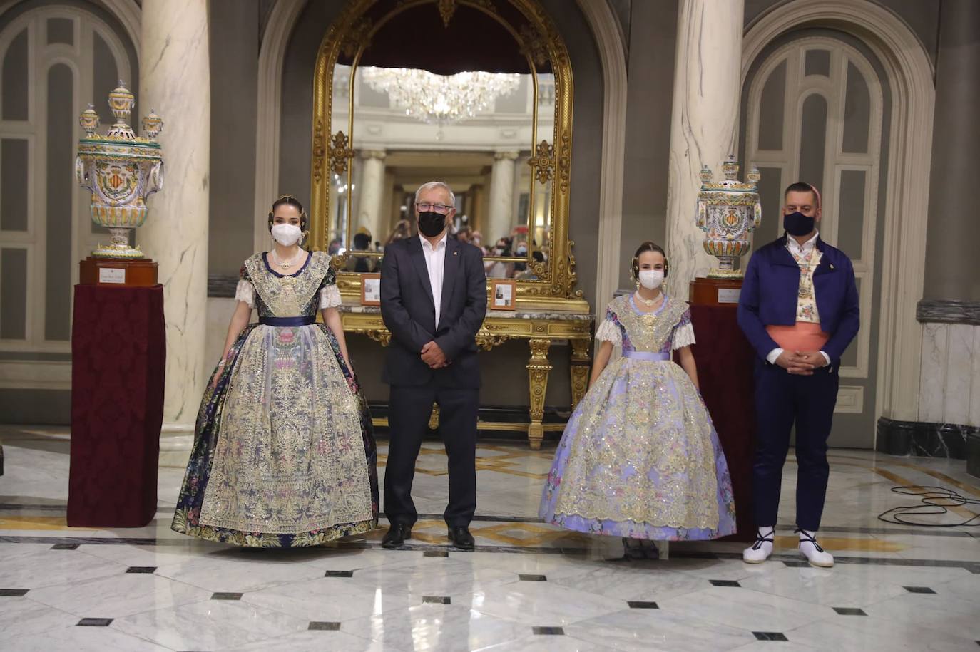 Carmen Martín y Nerea Lópz ya son oficialmente las falleras mayores de Valencia 2022. Las máximas representantes de las fiestas josefinas han acudido al Ayuntamiento de Valencia en su primer acto como reinas de las próximas Fallas, este jueves por la tarde.