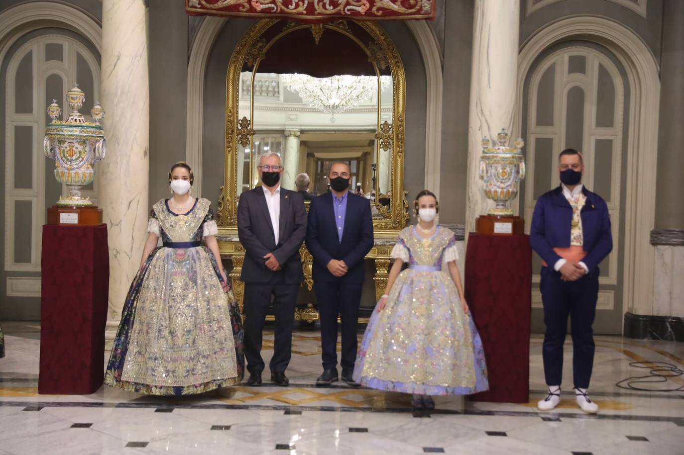 Carmen Martín y Nerea Lópz ya son oficialmente las falleras mayores de Valencia 2022. Las máximas representantes de las fiestas josefinas han acudido al Ayuntamiento de Valencia en su primer acto como reinas de las próximas Fallas, este jueves por la tarde.