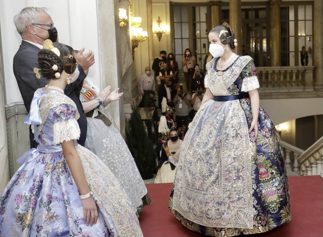 Carmen Martín y Nerea Lópz ya son oficialmente las falleras mayores de Valencia 2022. Las máximas representantes de las fiestas josefinas han acudido al Ayuntamiento de Valencia en su primer acto como reinas de las próximas Fallas, este jueves por la tarde.