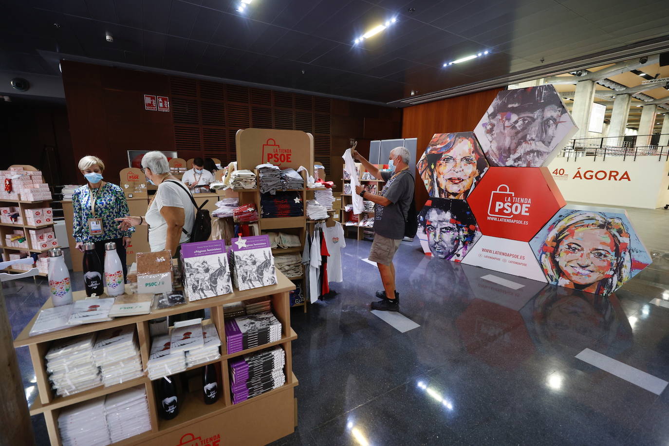 El 40 congreso federal del PSOE arranca este viernes en Valencia. El secretario general del PSPV y presidente de la Generalitat, Ximo Puig, es el encargado de presidir las sesiones del cónclave, que reelegirá a Pedro Sánchez como líder del partido.