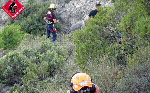 El hombre ha caído con el parapente en una zona de difícil acceso. 