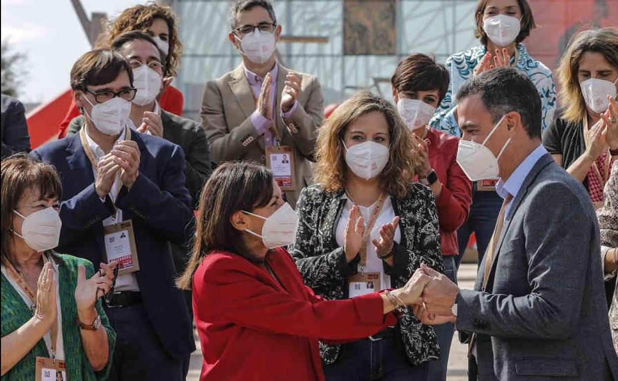 Anne hidalgo saluda a Pedro Sánchez, antes del inicio del congreso del PSOE en Valencia.