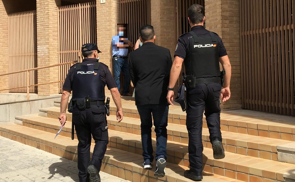 El arrestado por la muerte del cofrade de 67 años de Gandia, entrando en los juzgados. 