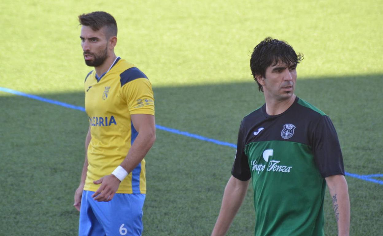 El dianense Pablo junto al calpino Rafa Gómez durante el partido. 