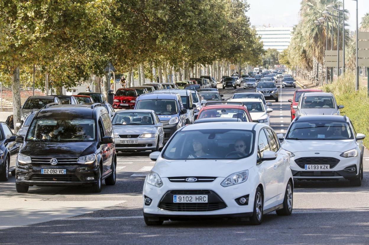 Tráfico en el bulevar sur, a la altura del centro comercial El Saler. irene marsilla