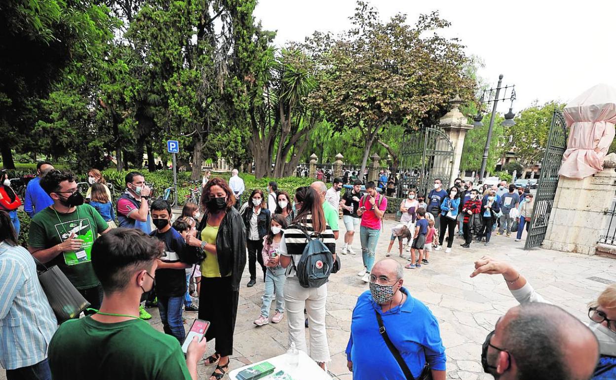 Largas colas para acceder a la Fira del Llibre de Valencia, situada en Viveros. 