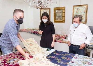 Imagen secundaria 1 - Nerea eligiendo el tono del espolín, Carmen mirando opciones para el segundo traje y las máximas representantes. 