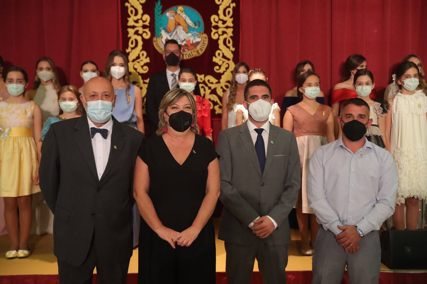 Consuelo Llobell y Carla García agradecen la labor de los trabajadores y voluntarios de la entidad fallera durante sus dos años de reinado.