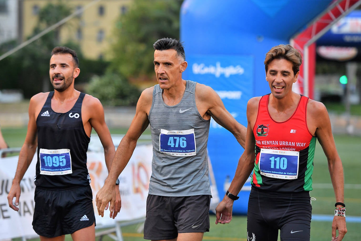 Este domingo, 1.500 corredores se han lanzado a las calles de Valencia para disputar la prueba de la Carrera Universitat de València, que alcanza en 2021 su novena edición. Los participantes han recorrido 5. 570 metros. 