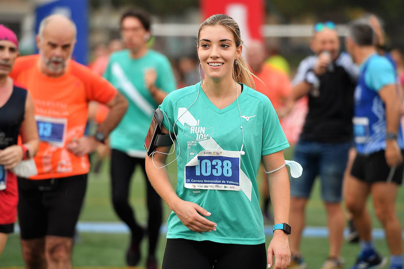 Este domingo, 1.500 corredores se han lanzado a las calles de Valencia para disputar la prueba de la Carrera Universitat de València, que alcanza en 2021 su novena edición. Los participantes han recorrido 5. 570 metros. 