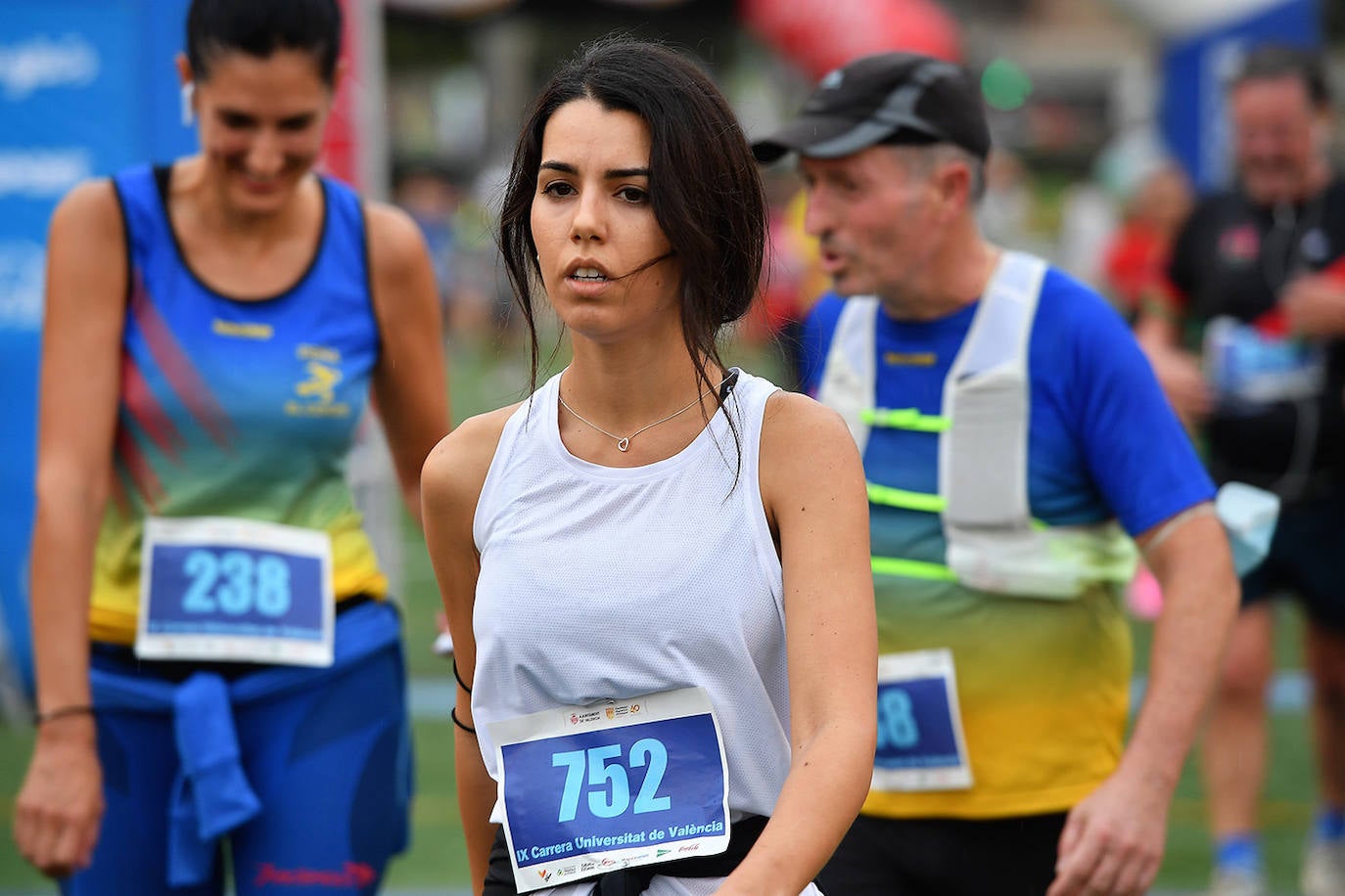 Este domingo, 1.500 corredores se han lanzado a las calles de Valencia para disputar la prueba de la Carrera Universitat de València, que alcanza en 2021 su novena edición. Los participantes han recorrido 5. 570 metros. 