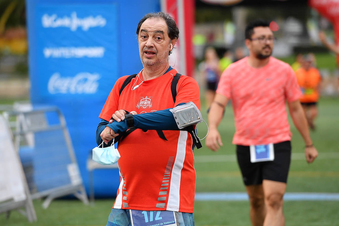 Este domingo, 1.500 corredores se han lanzado a las calles de Valencia para disputar la prueba de la Carrera Universitat de València, que alcanza en 2021 su novena edición. Los participantes han recorrido 5. 570 metros. 