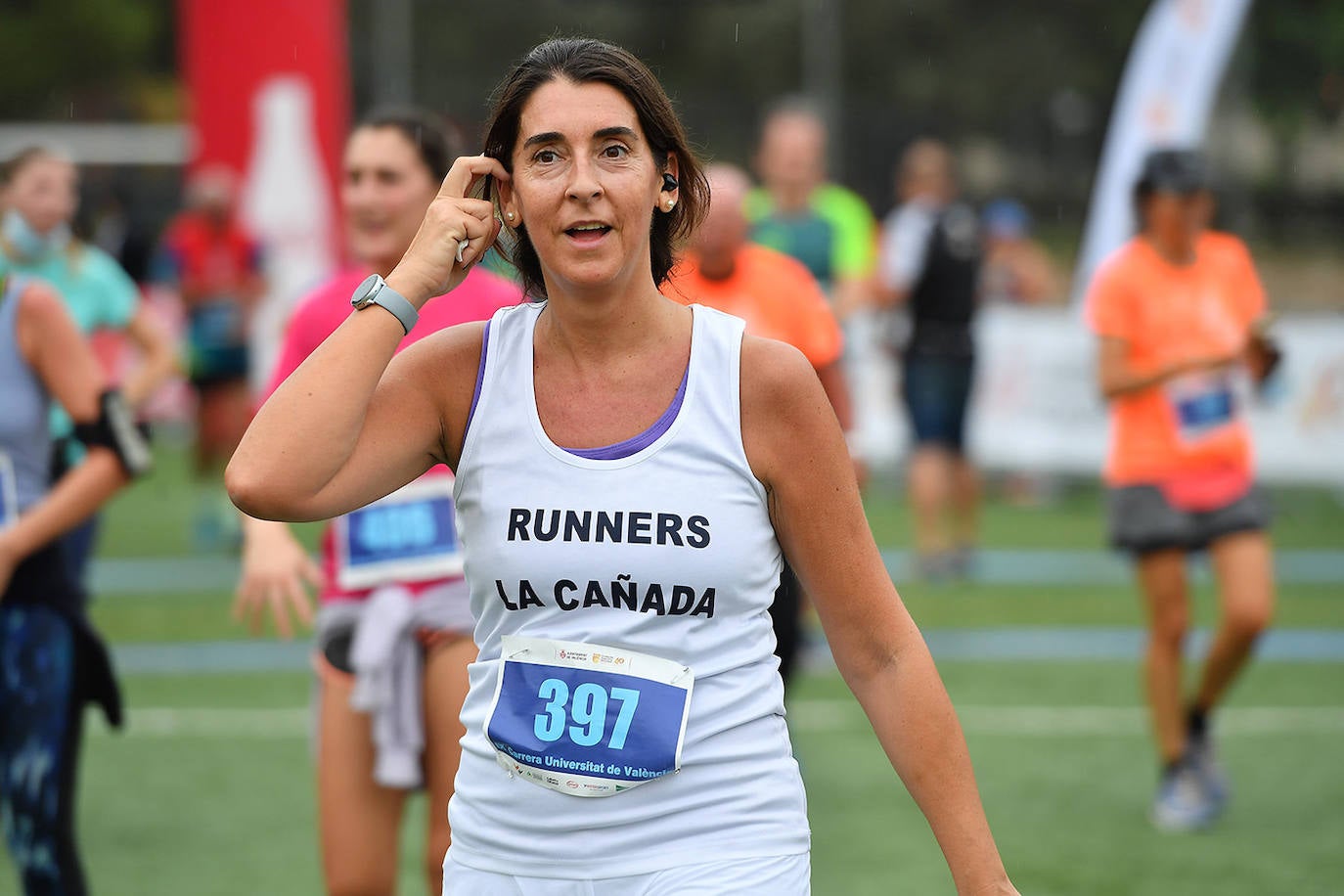 Este domingo, 1.500 corredores se han lanzado a las calles de Valencia para disputar la prueba de la Carrera Universitat de València, que alcanza en 2021 su novena edición. Los participantes han recorrido 5. 570 metros. 