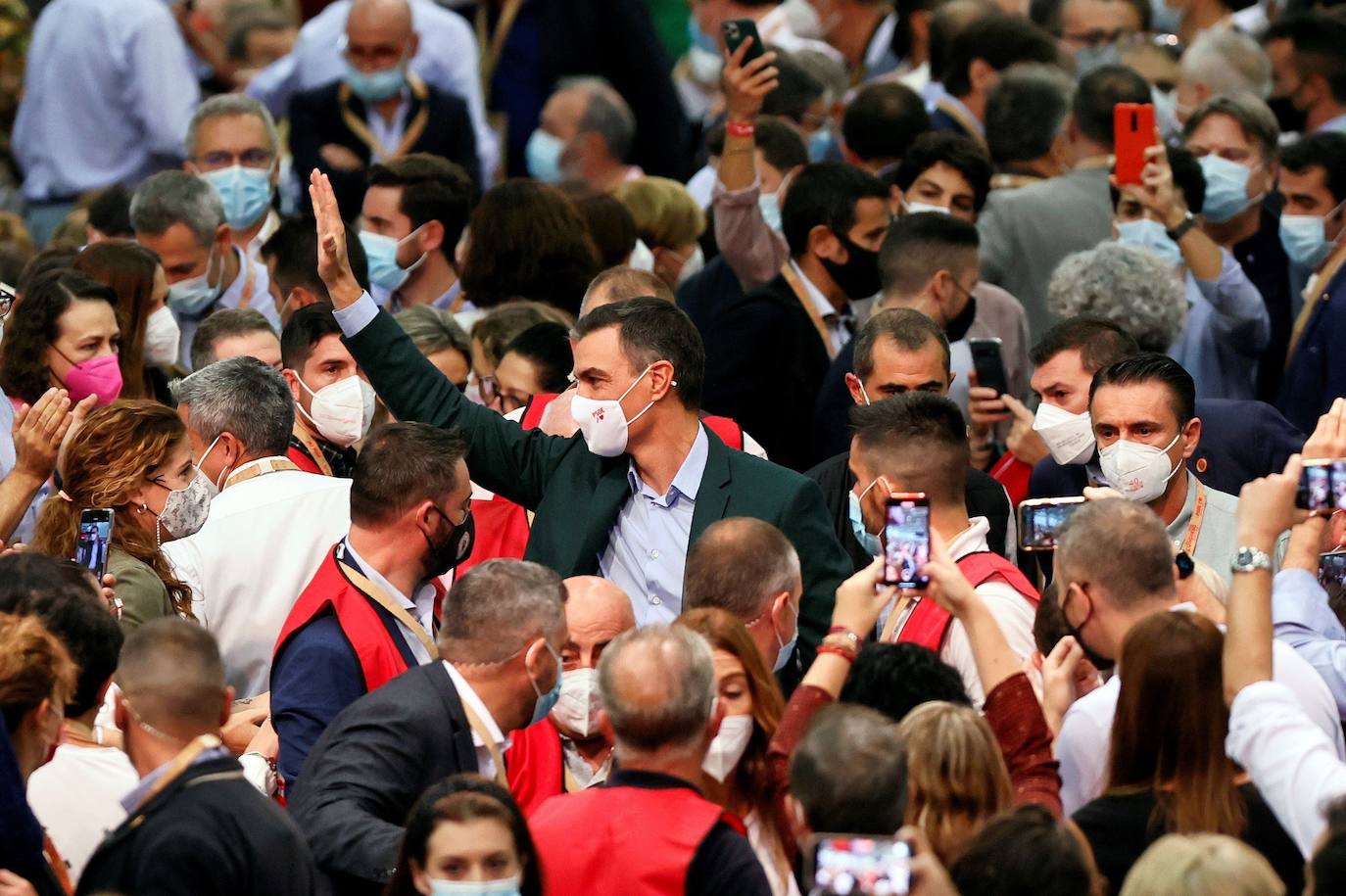 Este domingo se celebra la jornada de clausura del 40 congreso del PSOE. El broche final al cónclave lo pone el líder del PSOE, Pedro Sánchez, con su primer discurso como reelegido secretario general. 