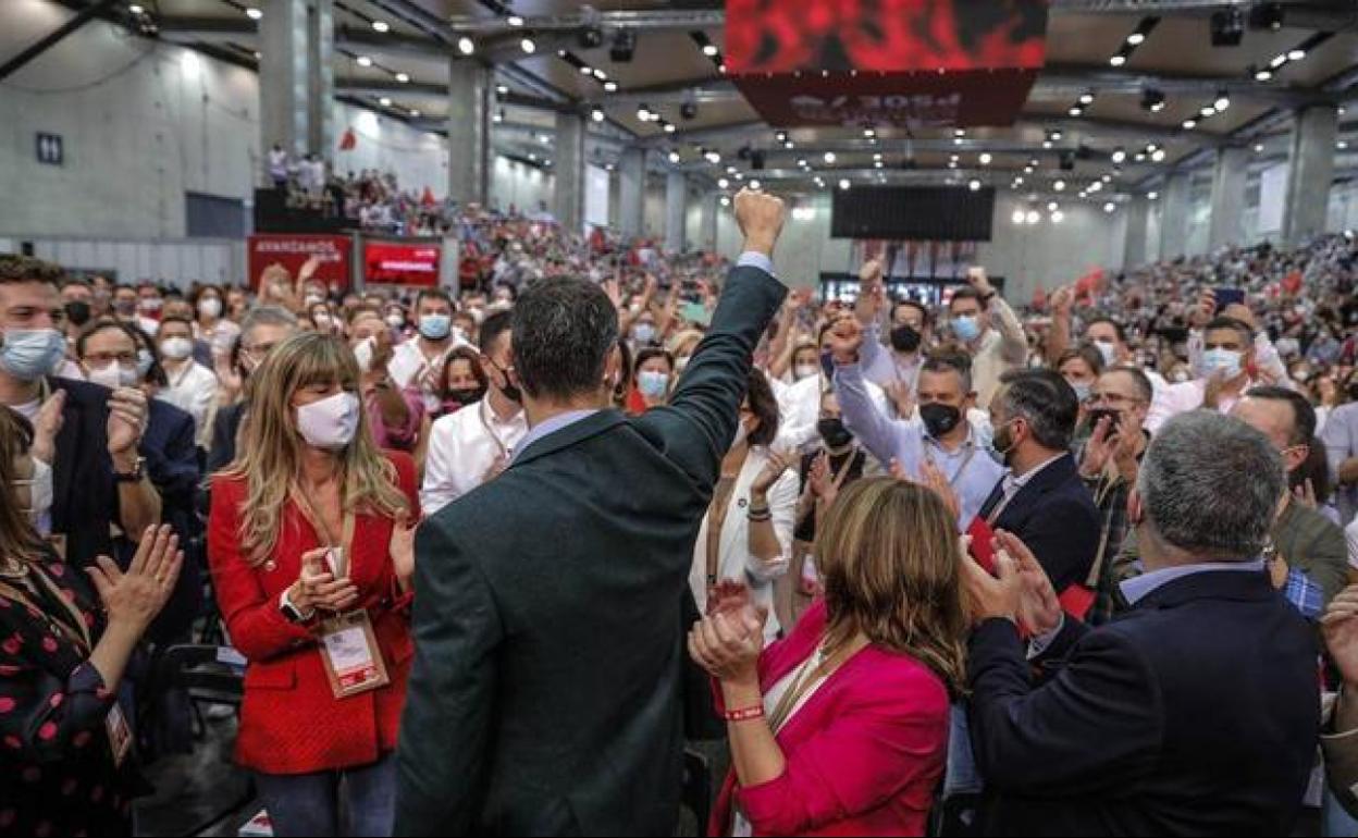 Pedro Sánchez, de espaldas, este domingo en Valencia. 