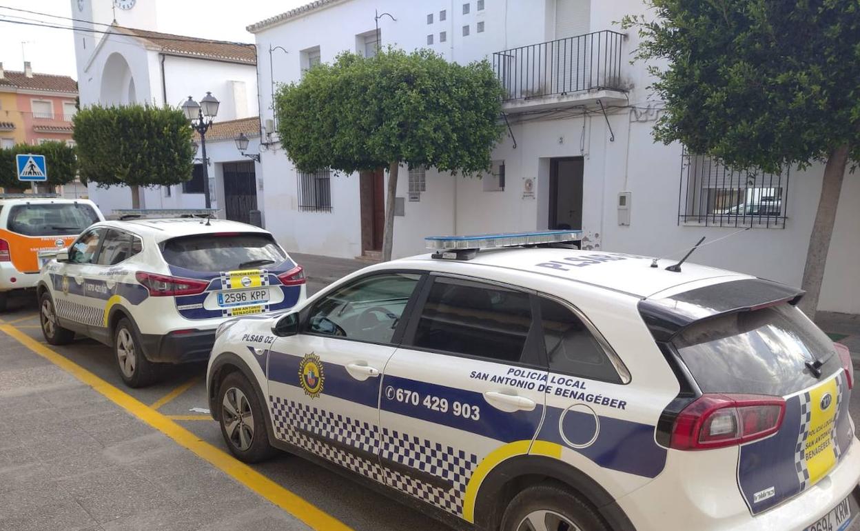 Vehículos de la Policía Local de San Antonio de Benagéber.