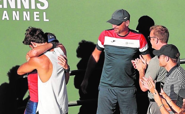 Jorge García observa el abrazo de Badosa con su pareja tras el partido ante Azarenka. 