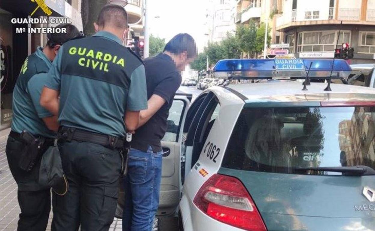 Momento del arresto por parte de la Guardia Civil. 