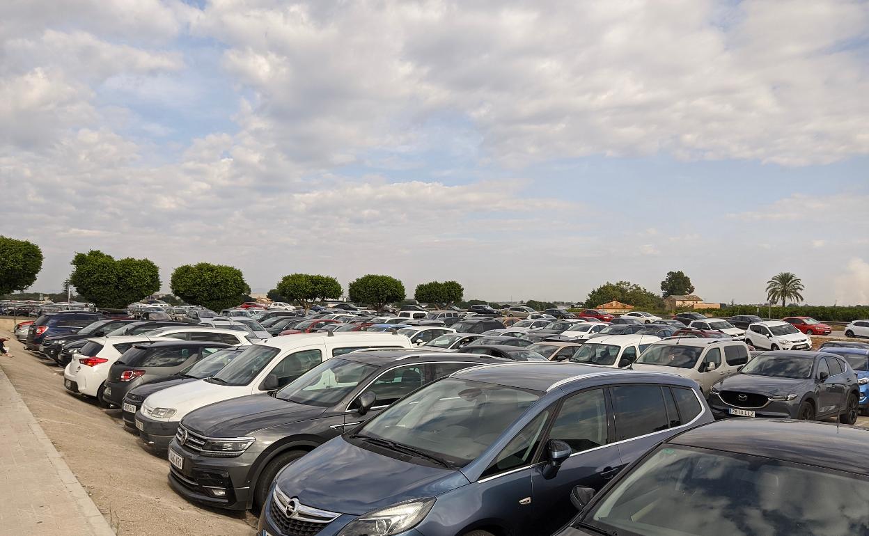 Por las mañanas todas las plazas están ocupadas y los vehículos aparcan en doble fila. 