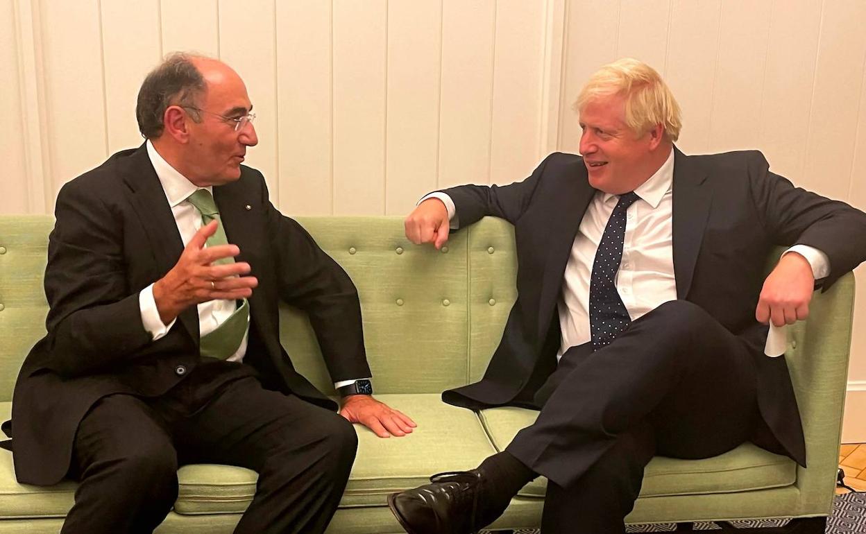 El presidente de Iberdrola, Ignacio Galán, junto al primer ministro británico, Boris Johnson, este martes en Londres. 