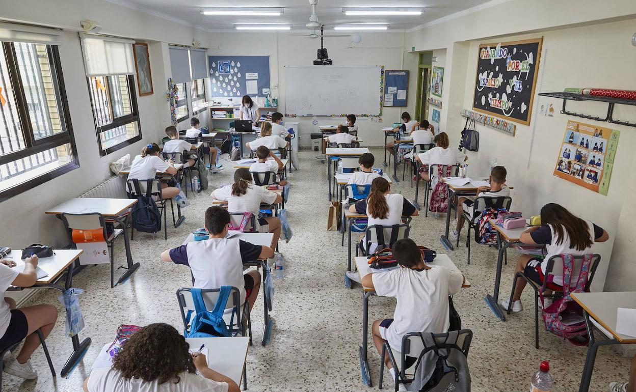 Alumnos en el colegio San José de la Montaña en Cheste. 