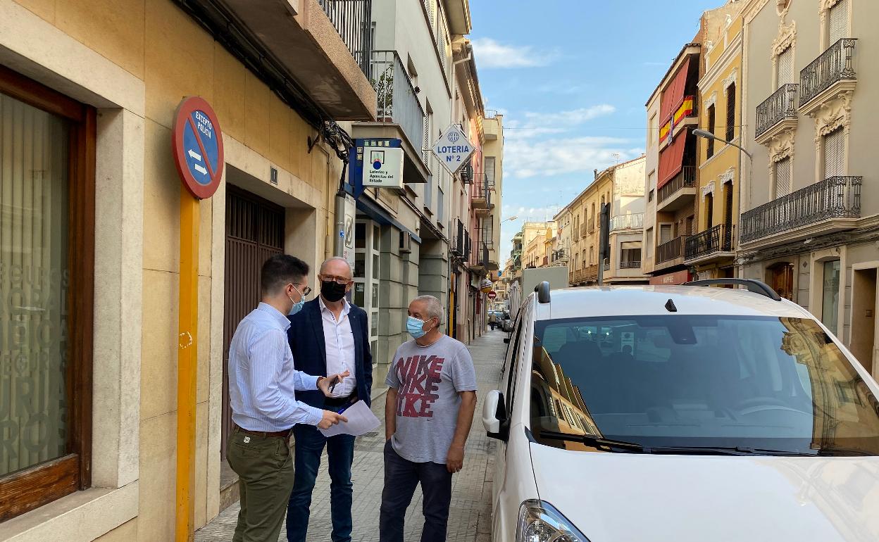 El alcalde de Carcaixent junto al vehículo. 