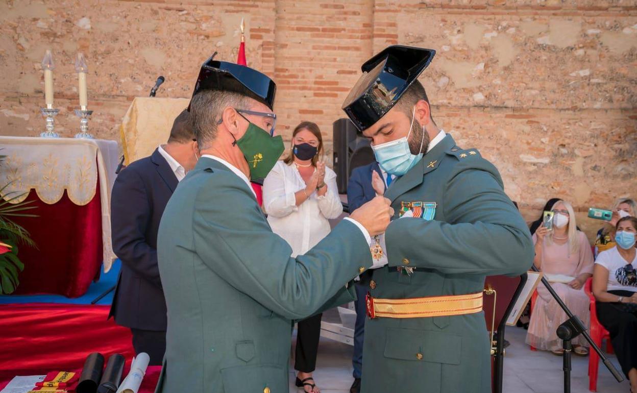 La imposición de la medalla a Oscar Arenas. 