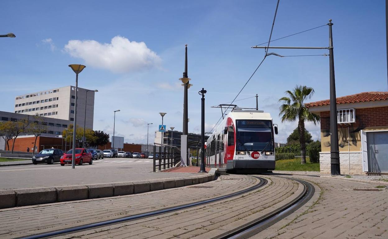 El tranvía a su paso por Mas del Rosari. 