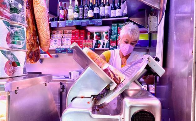 Pepita cortando jamón.