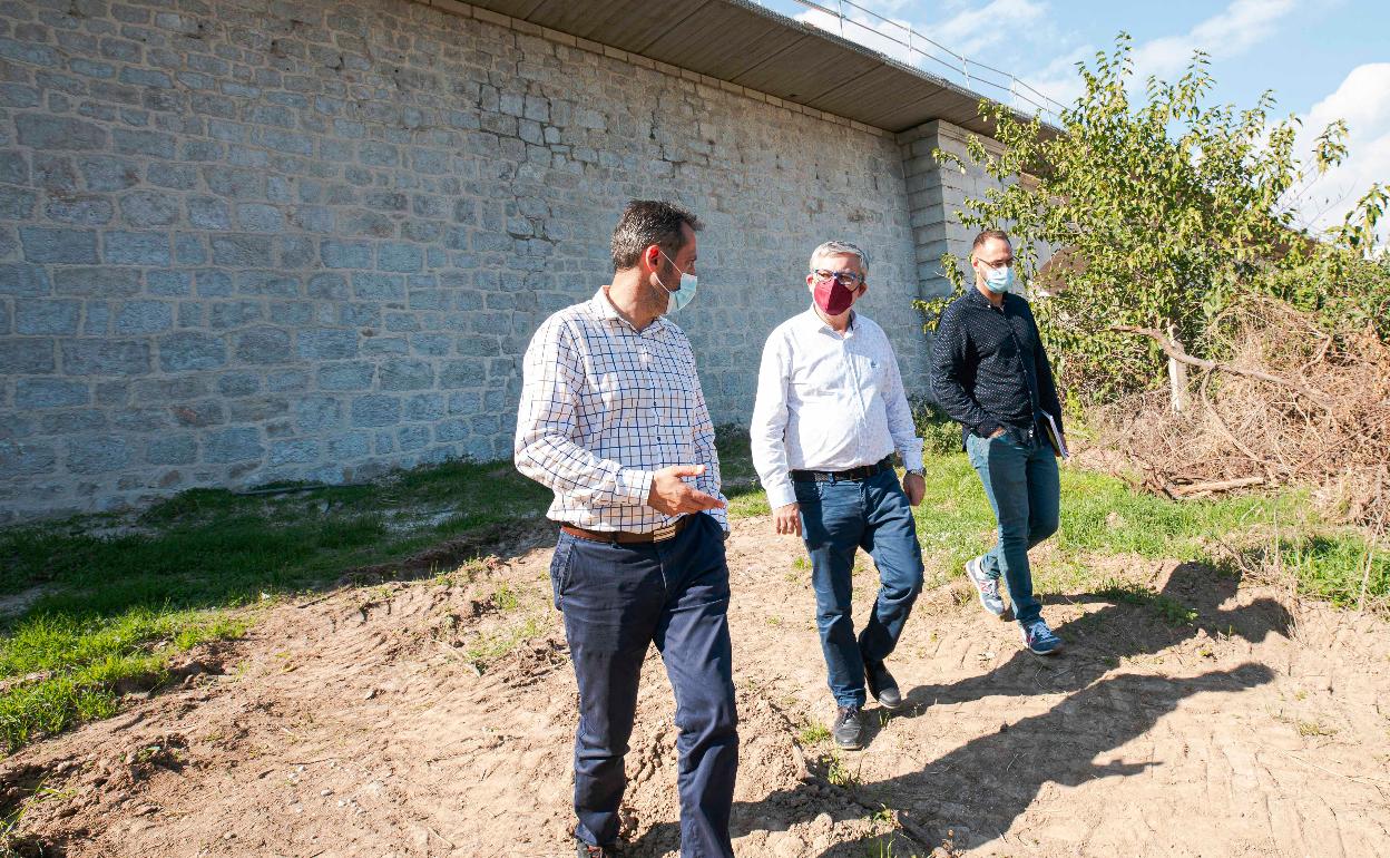 El vicealcalde de Gandia, Pep Alandete, junto a responsables de la obra en una visita al puente del XIX. 