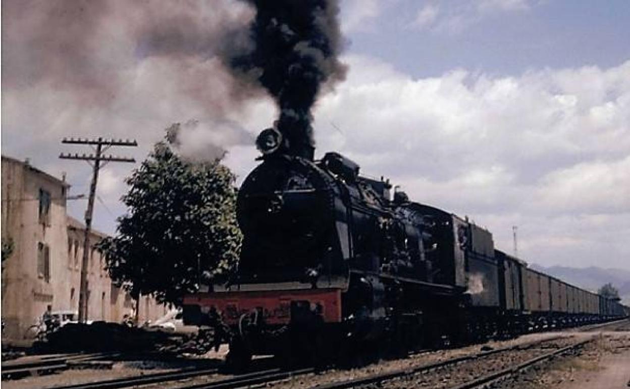 Un tren de la línea Valencia-Tarragona a su salida de Castellón. 