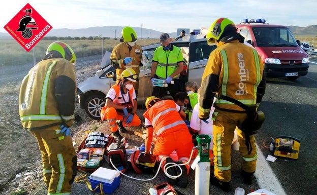 Bomberos y sanitarios trabajan en el lugar del accidente, este miércoles en la A-31. 