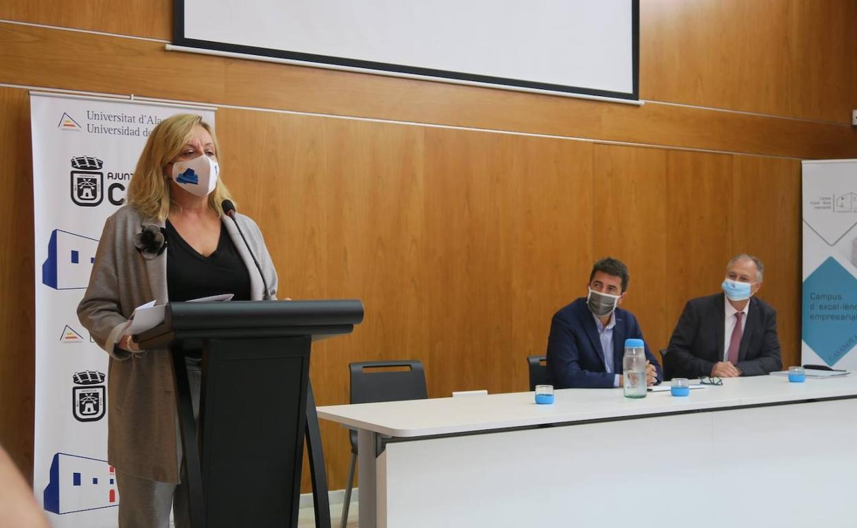 Ana Sala durante su intervención en la inauguración del curso que se celebra en Calp sobre ciudades resilientes. 