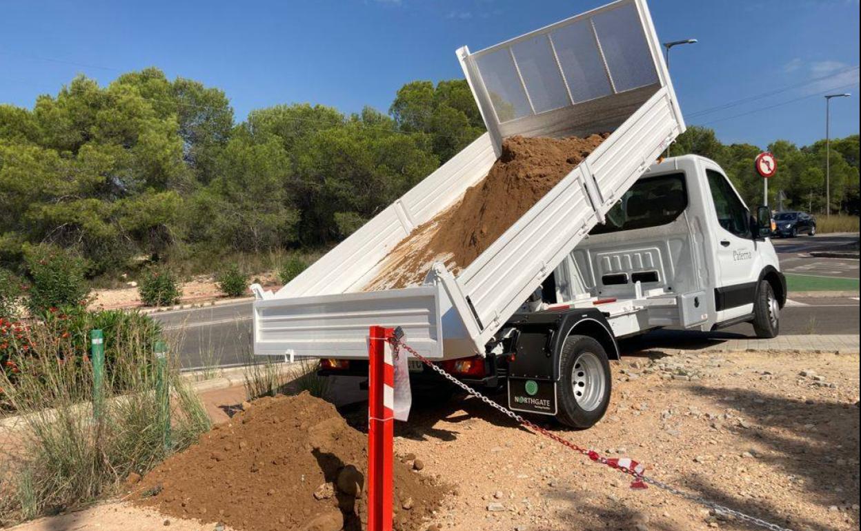 Los trabajos de cierre de caminos en Paterna. 