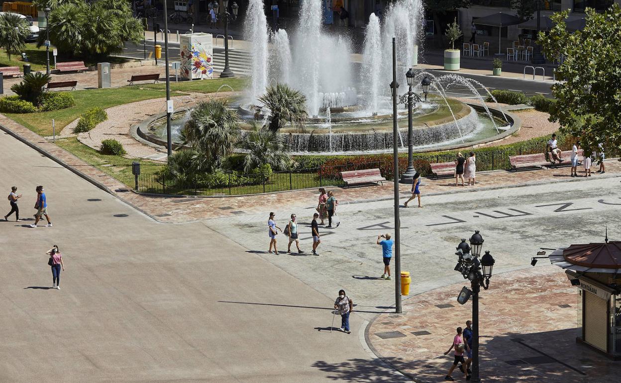 Peatones en la Plaza del Ayuntamiento de Valencia.