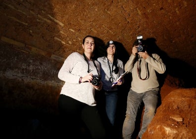 Imagen secundaria 1 - La alcaldesa, Paz Carceller en la charla, la cripta y la Masía del Convento. 
