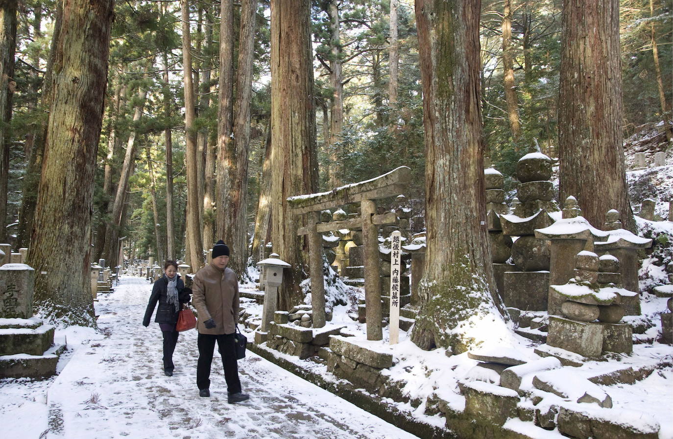 Este cementerio se encuentra en el monte de Koyasan, un denso bosque de cedros a 800 metros de altura, que alberga tumbas budistas. Es el más grande de Japón y guarda los restos de 200.000 personas. 