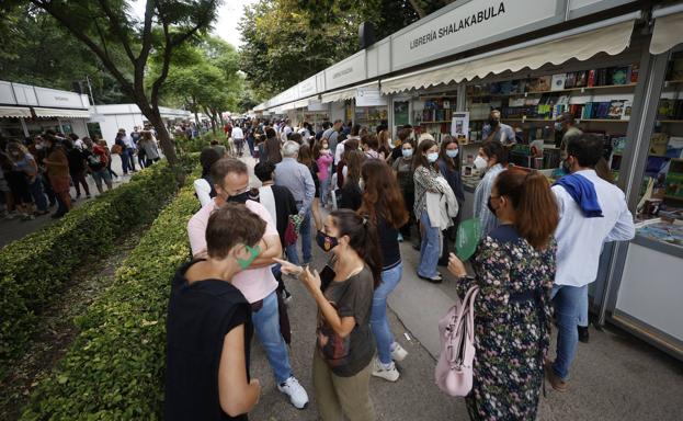 Feria del Libro en Valencia | ¿Qué libros buscan los valencianos en la Feria de Viveros?