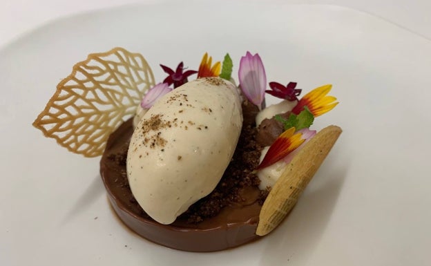 Otra de las joyas de la noche. Cremoso de chocolate infusionado con tomillo y romero. Va acompañado de un helado de boletus y vainilla, cremoso de fondillón y polvo del mismo hongo para potenciar. Refrescante y goloso con un sabor marcado pero no invasivo de boletus. 